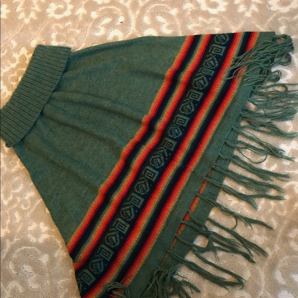 Poncho with Beautiful Pattern - Picture 2 of 2